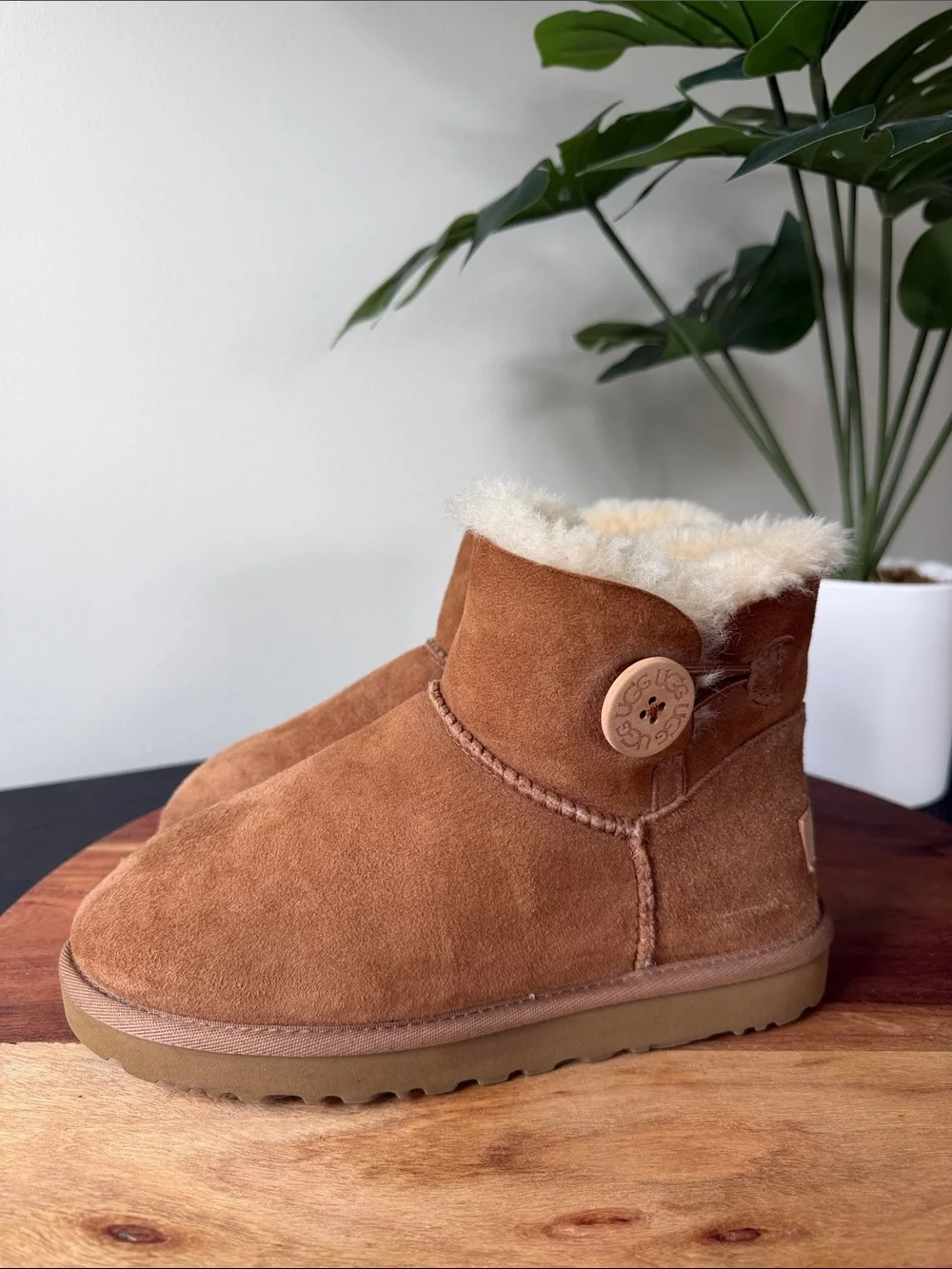 🍁UGG Mini Bailey Button II Suede Ankle Boot - Chestnut Brown Youth Size 6 101642